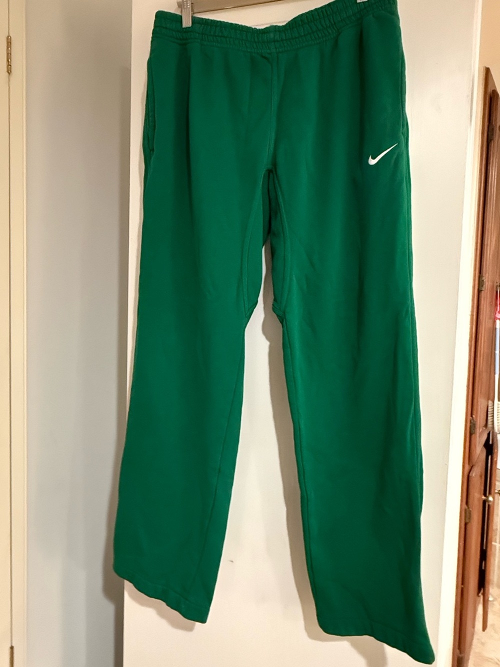 Nike men’s Green Straight leg Sweatpants -pockets Size LG